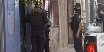 Murió una nena de 6 años por un balazo en el abdomen y detuvieron a su papá policía