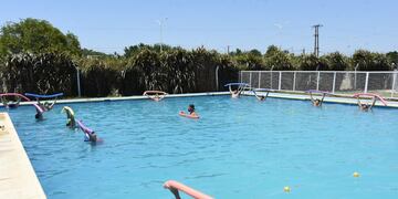 Yoga en el agua, una de las actividades que pueden desarrollar los adultos mayores en la pileta municipal