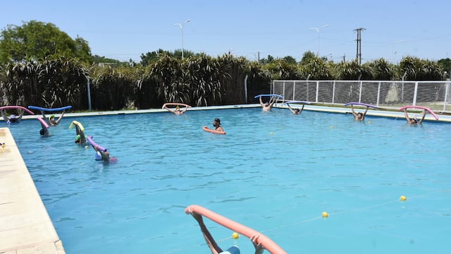 Yoga en el agua, una de las actividades que pueden desarrollar los adultos mayores en la pileta municipal