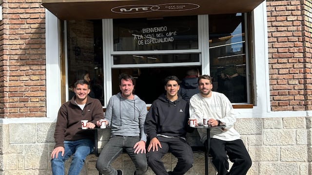 Federico Sartori, Lucas Huespe, Santiago Carreras y Juan Cruz Mallía, las caras detrás de Aste Café en Córdoba.