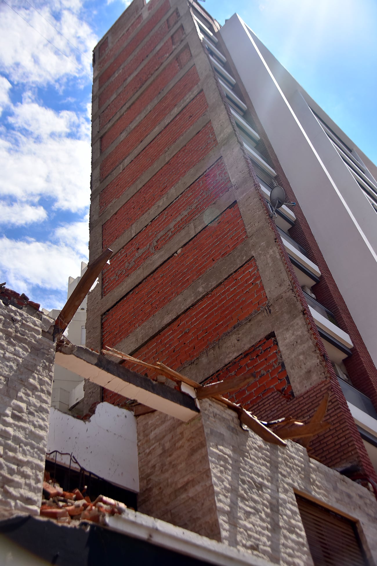 A seis meses, así está el edificio y el lugar del derrumbe en Bv. San Juan 600. (Pedro Castillo / La Voz)