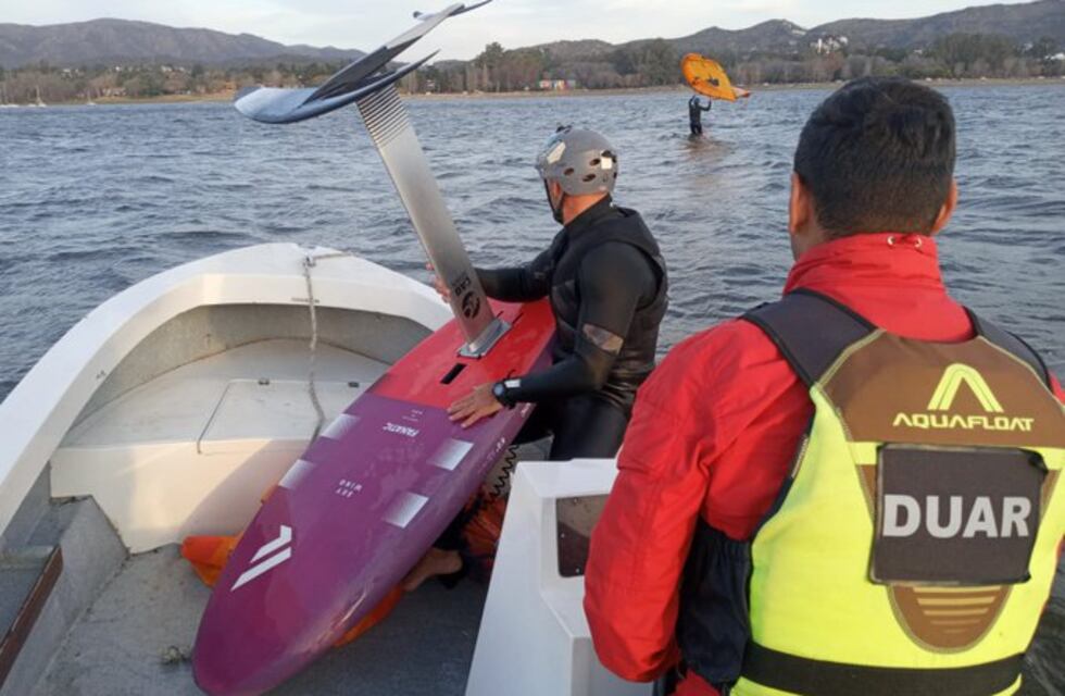Rescataron a un joven que quedó varado en el lago San Roque