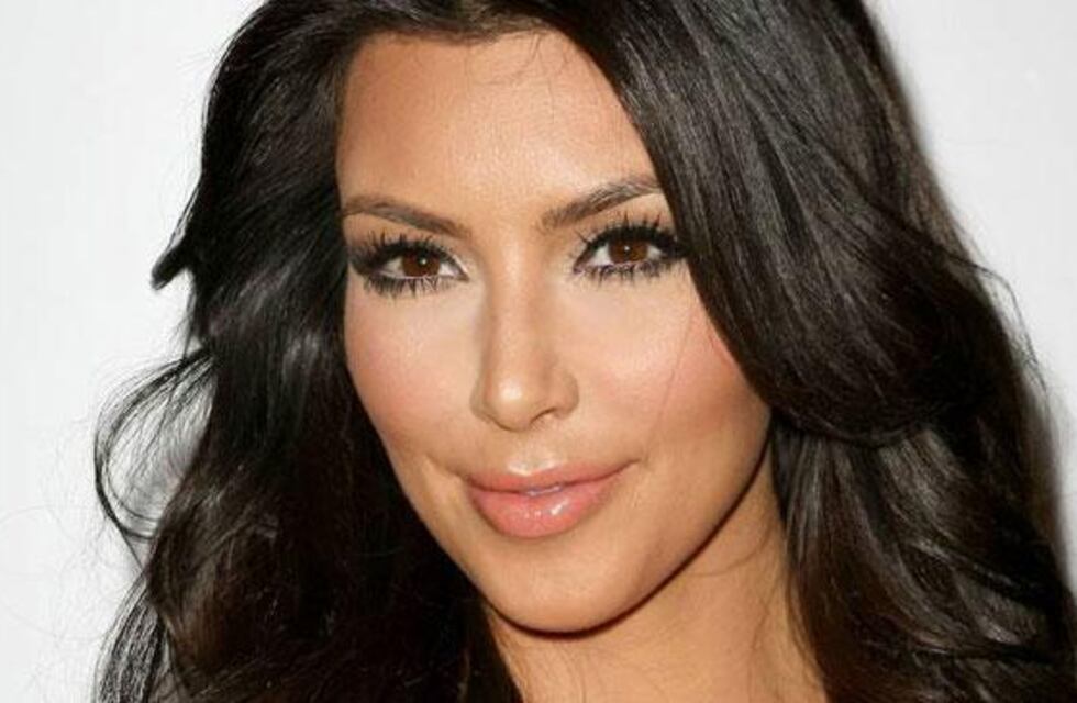 Kim Kardashian lució un vestido negro con abertura que cautivó en Instagram