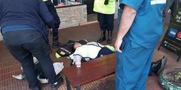 Una agente de Tránsito se descompensó en plena calle.