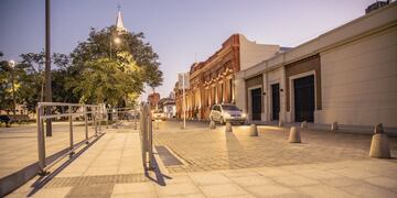 En la ciudad Capital de la provincia solamente están habilitados por la Municipalidad: taxis y remises.
