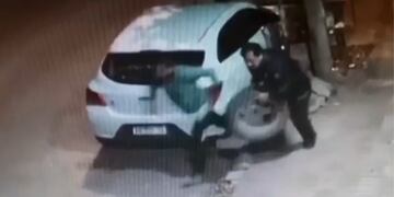 "Robaruedas" en plena acción en Córdoba (Captura de video).