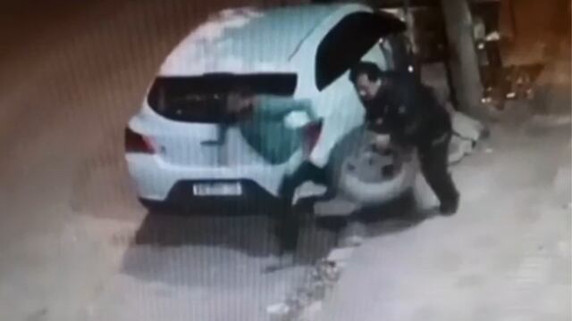 "Robaruedas" en plena acción en Córdoba (Captura de video).