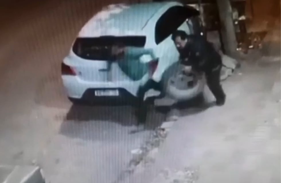 Inseguridad en Córdoba: robaron una rueda en cuestión de segundos y quedaron grabados