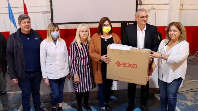 Martorano durante la entrega de 25 computadoras para los departamentos Castellanos, 9 de Julio y San Cristóbal.