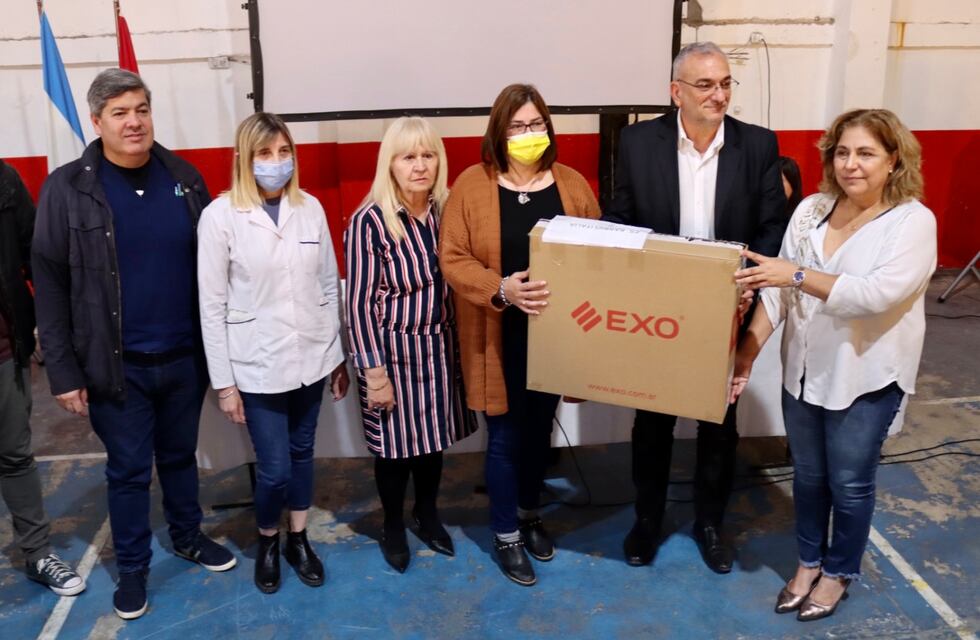 La ministra de Salud Sonia Martorano entregó 25 equipos informáticos para Rafaela y la región