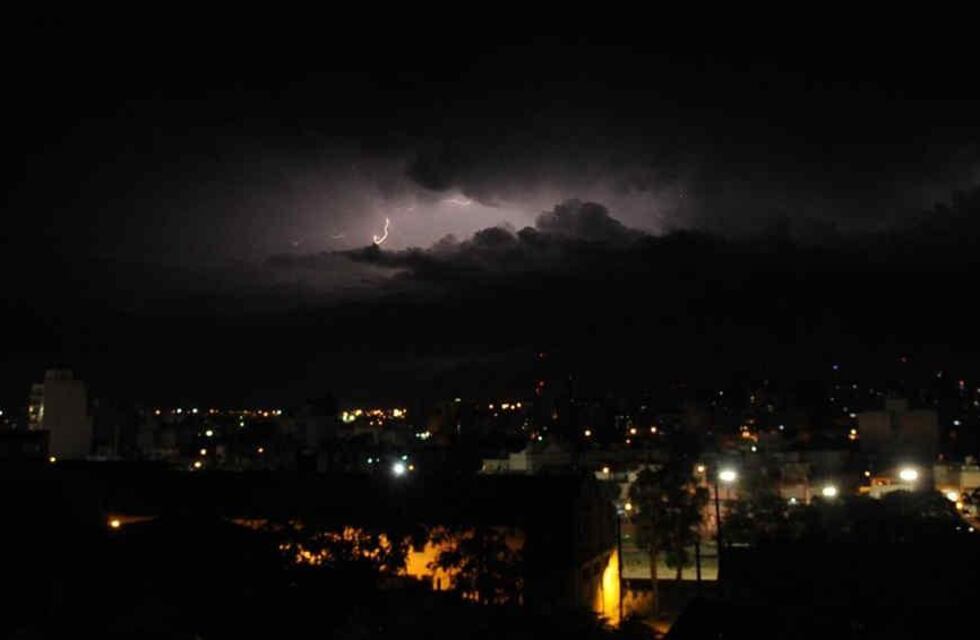 Árboles caídos, rutas interrumpidas y cortes de luz: lo que dejó la tormenta en el interior de Córdoba