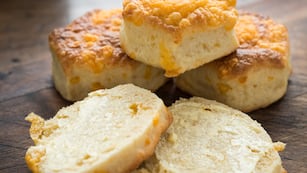 La receta para hacer los scones de queso rellenos.