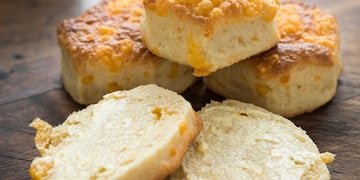 La receta para hacer los scones de queso rellenos.