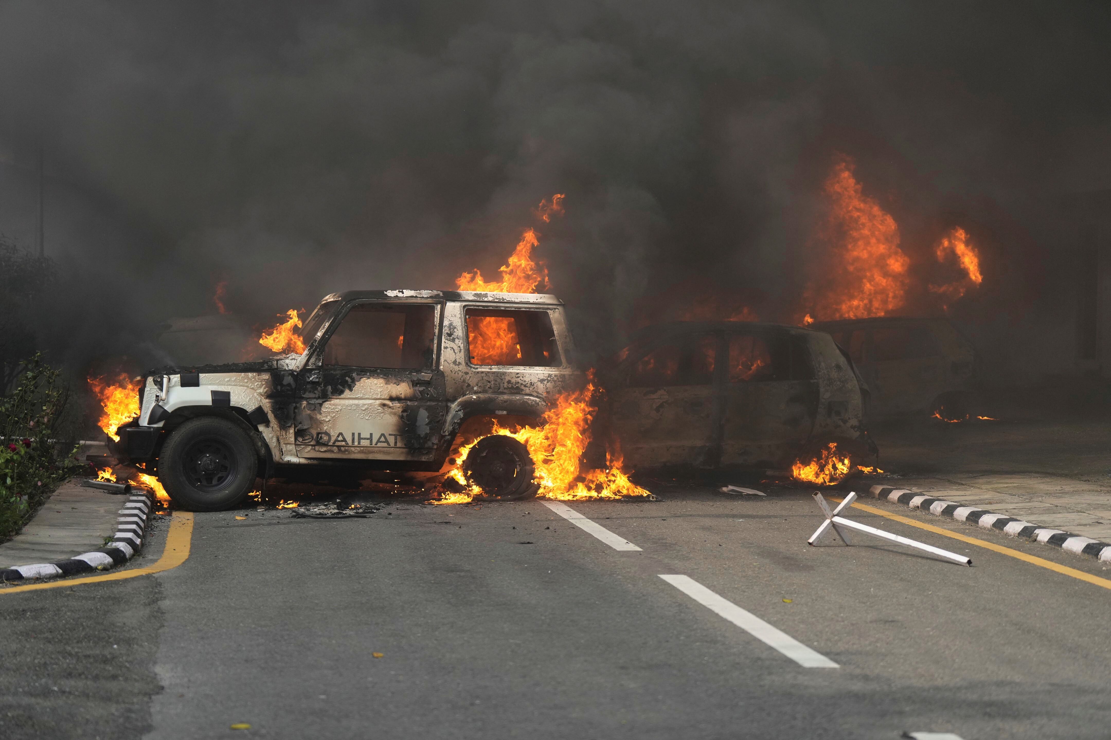 El primer ministro de Nepal renunció al cargo el martes mientras las protestas contra un breve bloqueo de las redes sociales se volvían cada vez más violentas y se expandían a una crítica más amplia de su gobierno y acusaciones de corrupción entre la élite política del país del Himalaya. (AP)
