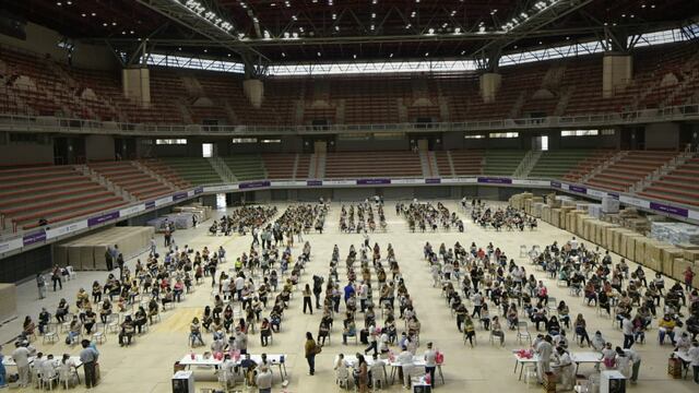 Unos 500 docentes por turno están siendo vacunados en este momento en el Estadio Cubierto Aconcagua Arena, en el parque San Martín. | Foto: Orlando Pelichotti.