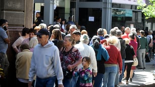 Jubilados y pensionados de Córdoba ya conocen fecha para cobrar medio aguinaldo y bono bimestral. (Ramiro Pereyra / La Voz)