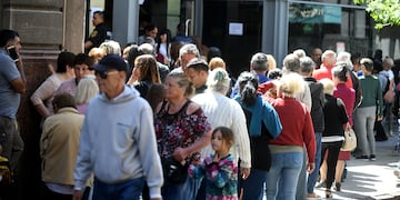 Jubilados y pensionados de Córdoba ya conocen fecha para cobrar medio aguinaldo y bono bimestral. (Ramiro Pereyra / La Voz)