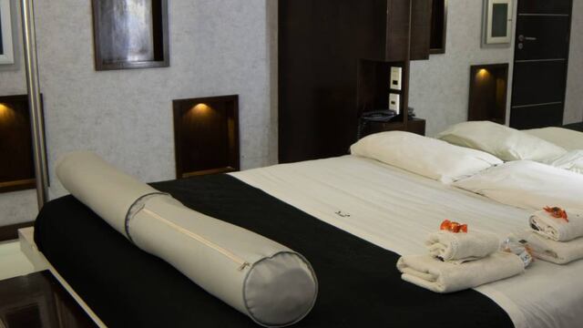 El Motel Gato Negro funciona sobre Circunvalación y Martínez de Estrada, en la zona noroeste de Rosario.