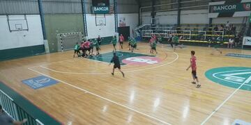 Tras la salvaje agresión, los jugadores de Barrio Parque corrieron a golpear al atacante.