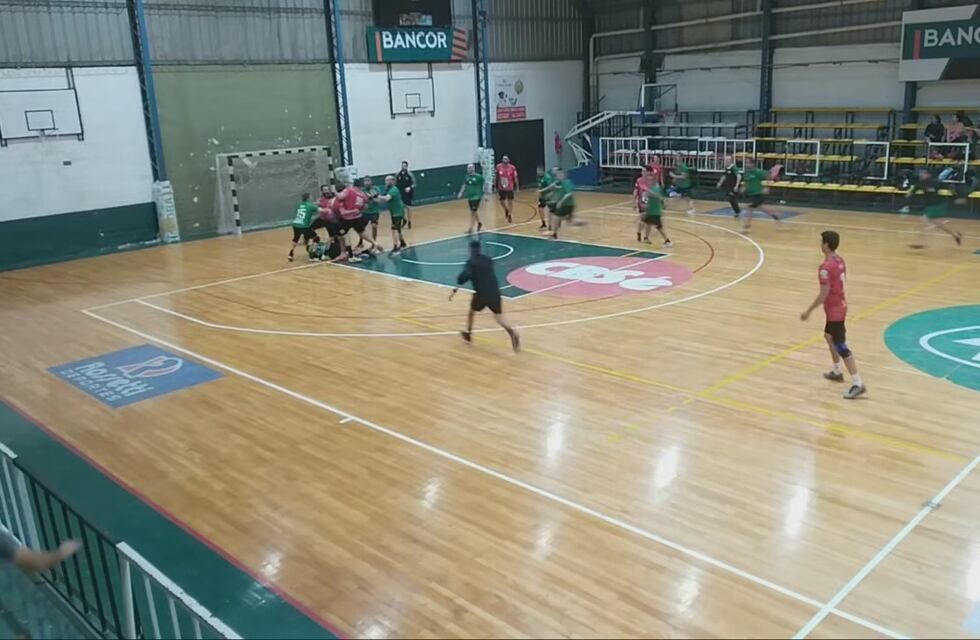Video: un jugador de Barrio Parque sufrió una brutal agresión en medio de un partido y terminó internado