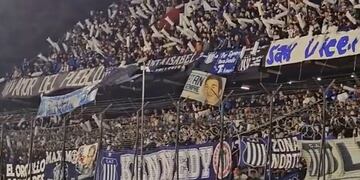 La hinchada de Talleres en la cancha de Newell's para el partido con Colón (Captura de TV)