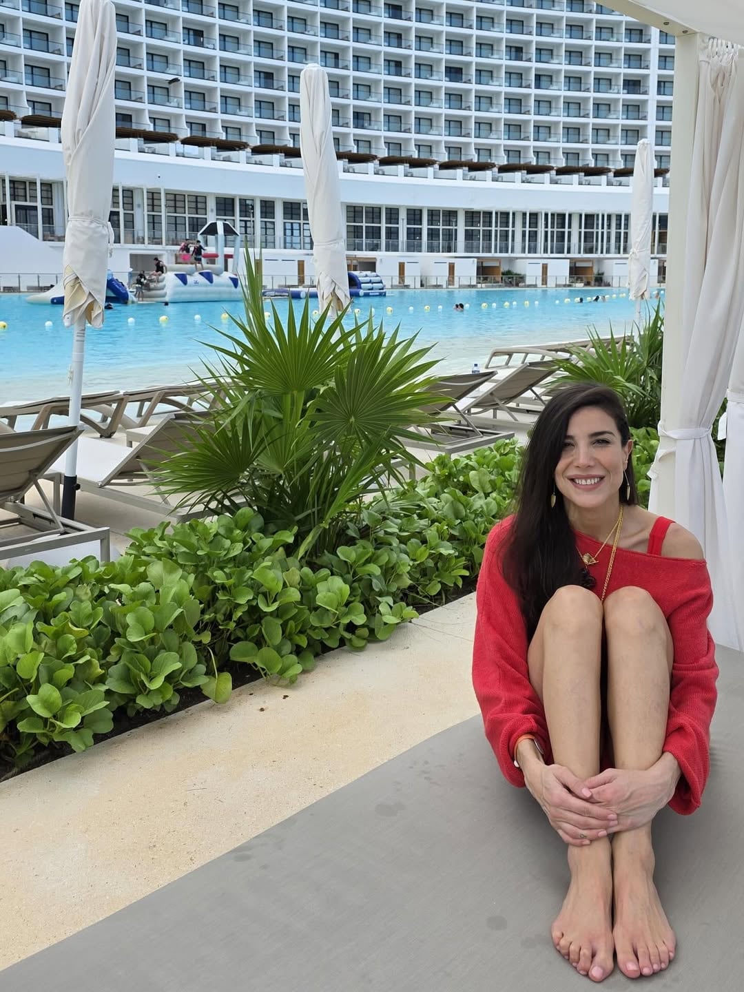 Desde Cancún, Andrea Rincón posó en microbikini roja y anticipó el verano