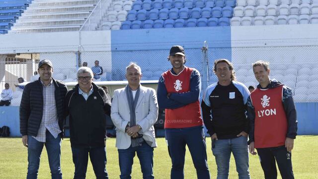 La comisión directiva de Racing, encabezada por Manuel Pérez, junto al cuerpo técnico.