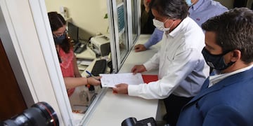 Victor Ibañez presentó el listado de vacunados en Mendoza en la mesa de entrada de la Legislatura provincial.