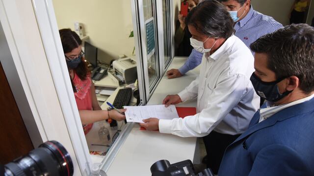 Victor Ibañez presentó el listado de vacunados en Mendoza en la mesa de entrada de la Legislatura provincial.