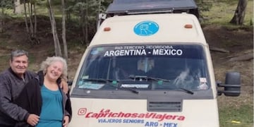 Son jubilados y venden artesanías para sustentar sus viajes en motorhome.