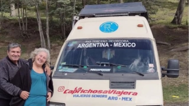 Son jubilados y venden artesanías para sustentar sus viajes en motorhome.