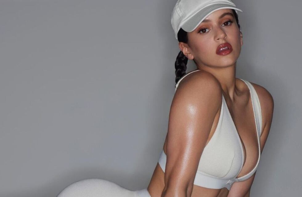 Rosalía posó con un cárdigan gris y nada abajo: “The motomamiest”