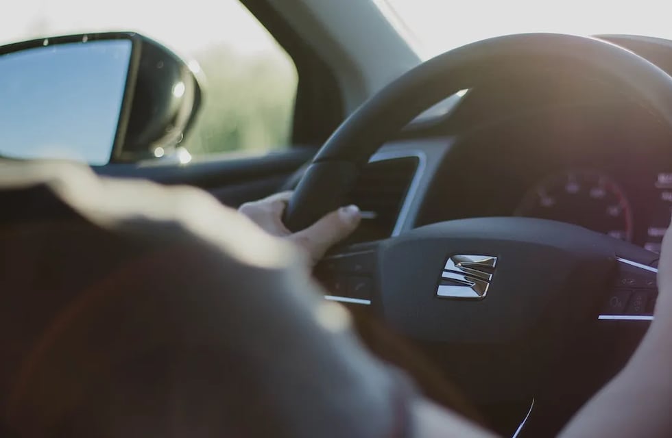 Ingeniería cordobesa: se le rompió el levanta vidrios del auto y encontró una insólita solución