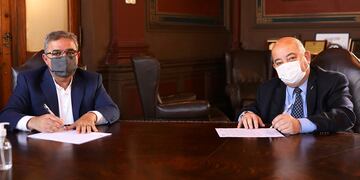 Jalil firmón un convenio con la Universidad de La plata.