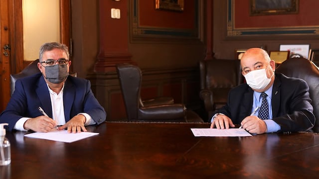 Jalil firmón un convenio con la Universidad de La plata.