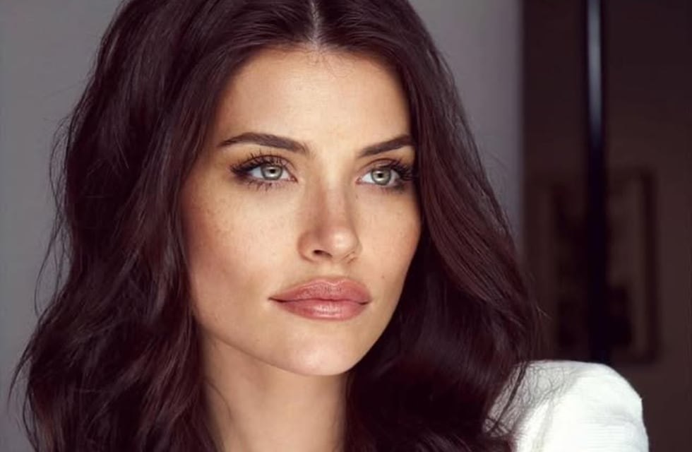 Eva De Dominici sorprendió a sus fans con un vestido total black de encaje y transparencias