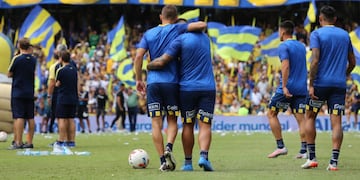 Marco Ruben y Emiliano Vecchio disfrutaron de la fiesta auriazaul durante la entrada en calor.