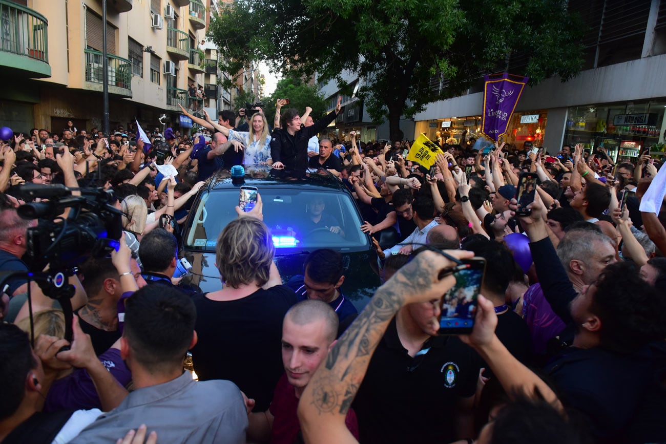 El presidente Javier Milei encabezó en Córdoba la Marcha de la Gratitud, acompañado por su hermana Karina y los diputados Gabriel Bornoroni y Gonzalo Roca. (Nicolás Bravo / La Voz)