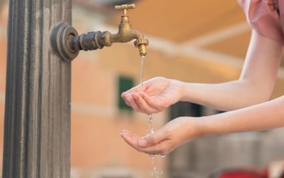El uso de baldes o recipientes en la limpieza exterior permite ahorrar grandes volúmenes de agua.