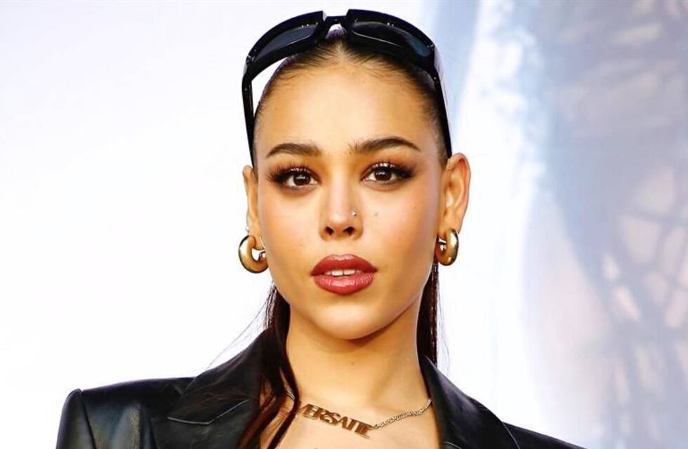 Danna Paola sorprendió con un look trendy con espalda al descubierto y muchos brillos