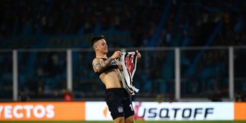 Con el alma. Así festejó Rodrigo su gol ante Belgrano, en la goleada de Talleres (Fotografías de Pedro Castillo y Facundo Luque).