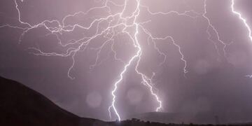 Un rayo cayó a metros de un hombre que filmaba la tormenta.