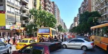 Caos de tránsito en bulevar Chacabuco.