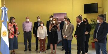 Junto al primer mandatario provincial Oscar Herrara Ahuas y al intendente local Carlos Koth, la presidente del Superior Tribunal de Justicia de la Provincia, Rosanna Pía Venchiarutti Sartori, encabezó el acto apertura.
