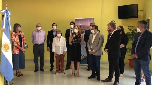 Junto al primer mandatario provincial Oscar Herrara Ahuas y al intendente local Carlos Koth, la presidente del Superior Tribunal de Justicia de la Provincia, Rosanna Pía Venchiarutti Sartori, encabezó el acto apertura.