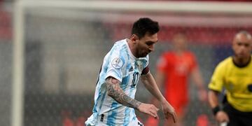 Lionel Messi pasó por la peluquería y cambió su look. (AP)