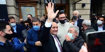 Juan Manzur y Carlos Caserio saludan a la militancia, en la estación Mitre del Ferrocarril. El funcionario nacional vino a respaldar a los candidatos del Frente de Todos (José Gabriel Hernández).