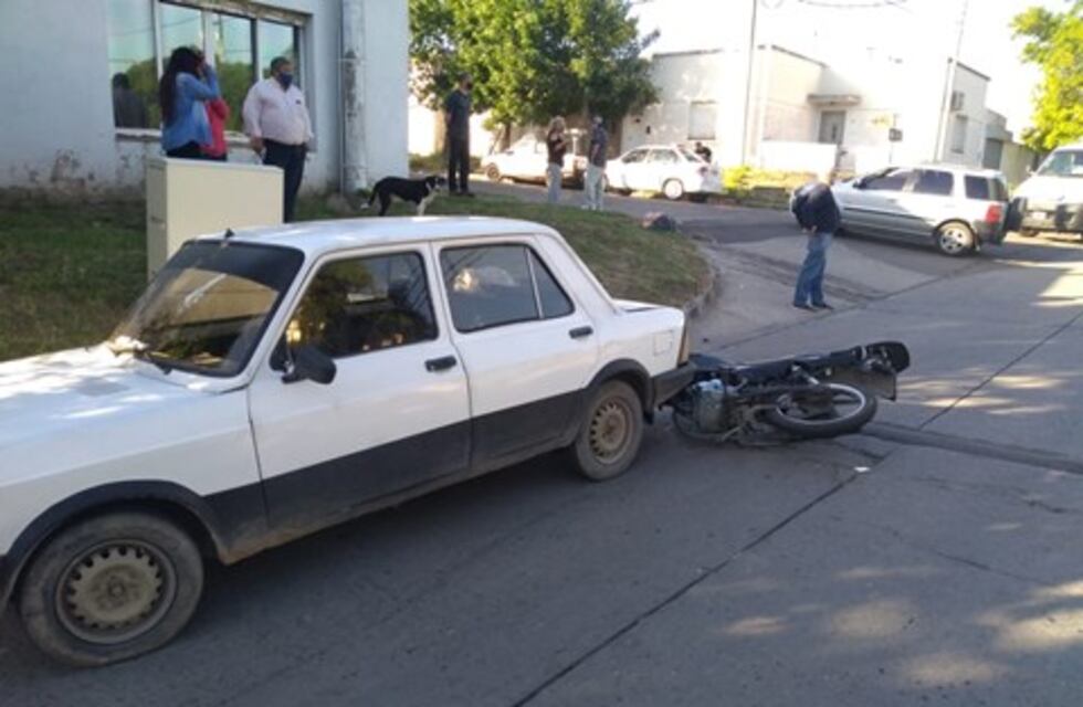 Choque entre una moto y una camioneta