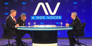 En el inicio del programa, Alberto Fernández dialogando con los periodistas.