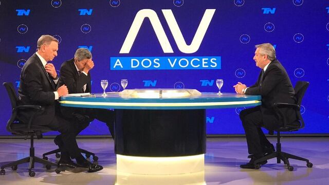 En el inicio del programa, Alberto Fernández dialogando con los periodistas.